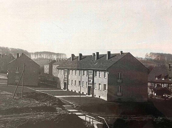 Historische Aufnahme eines Erkrather Mehrfamilienhauses