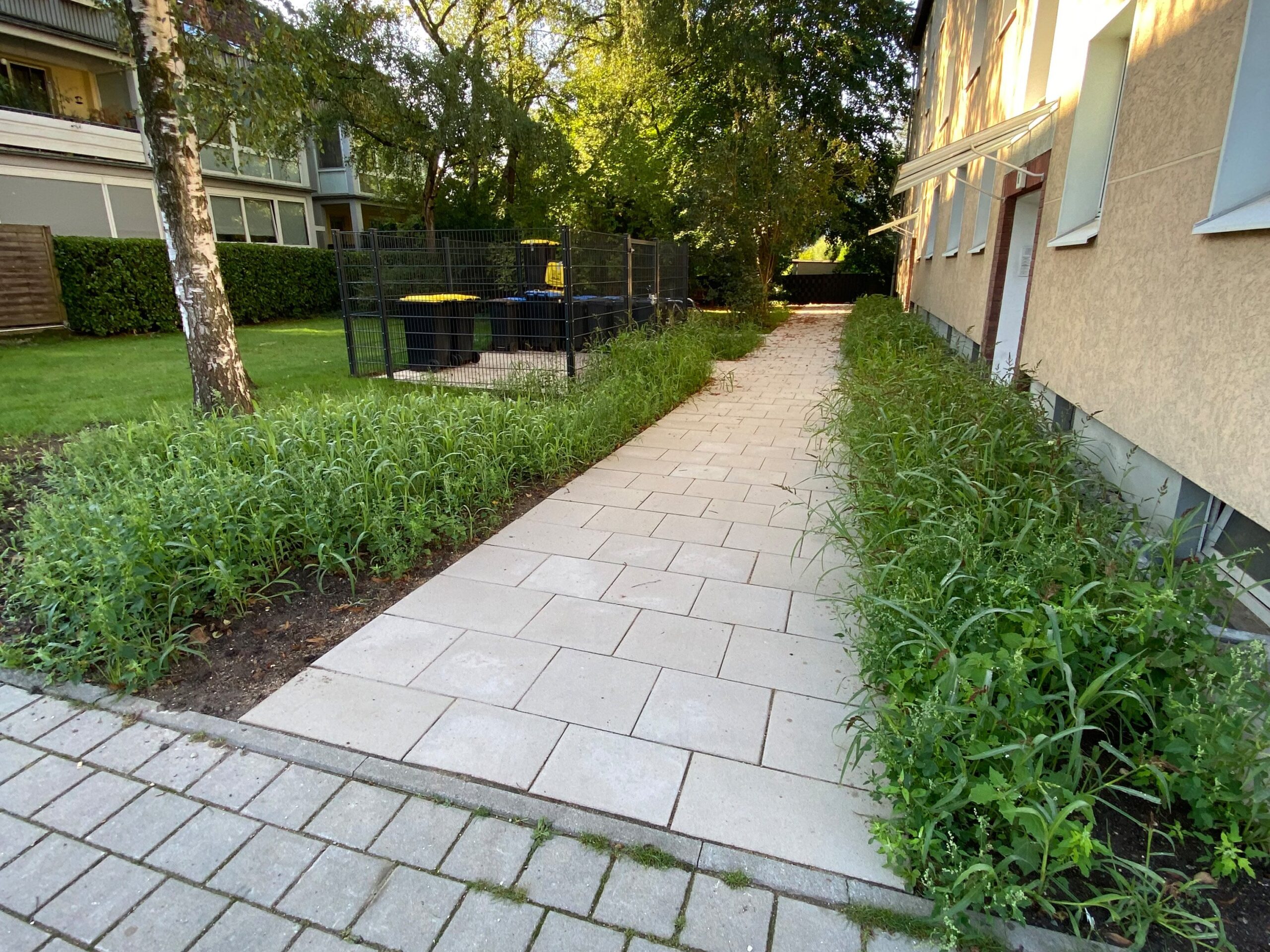 Beethovenstraße 6 und 8 – Müllstellplätzen und erneuerter Gehweg