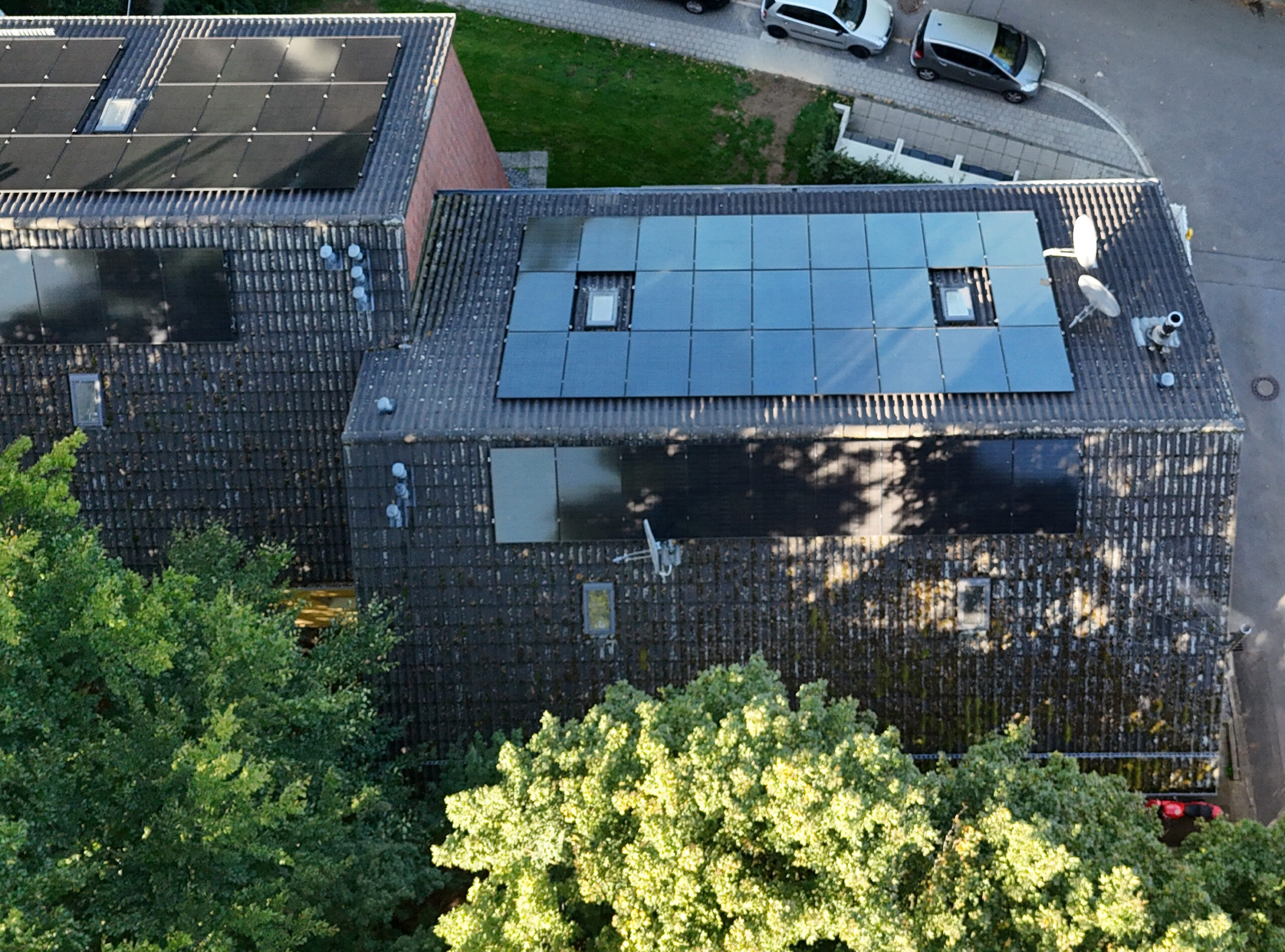 Zwei Spitzdächer mit Solaranlagen aus der Vogelperspektive