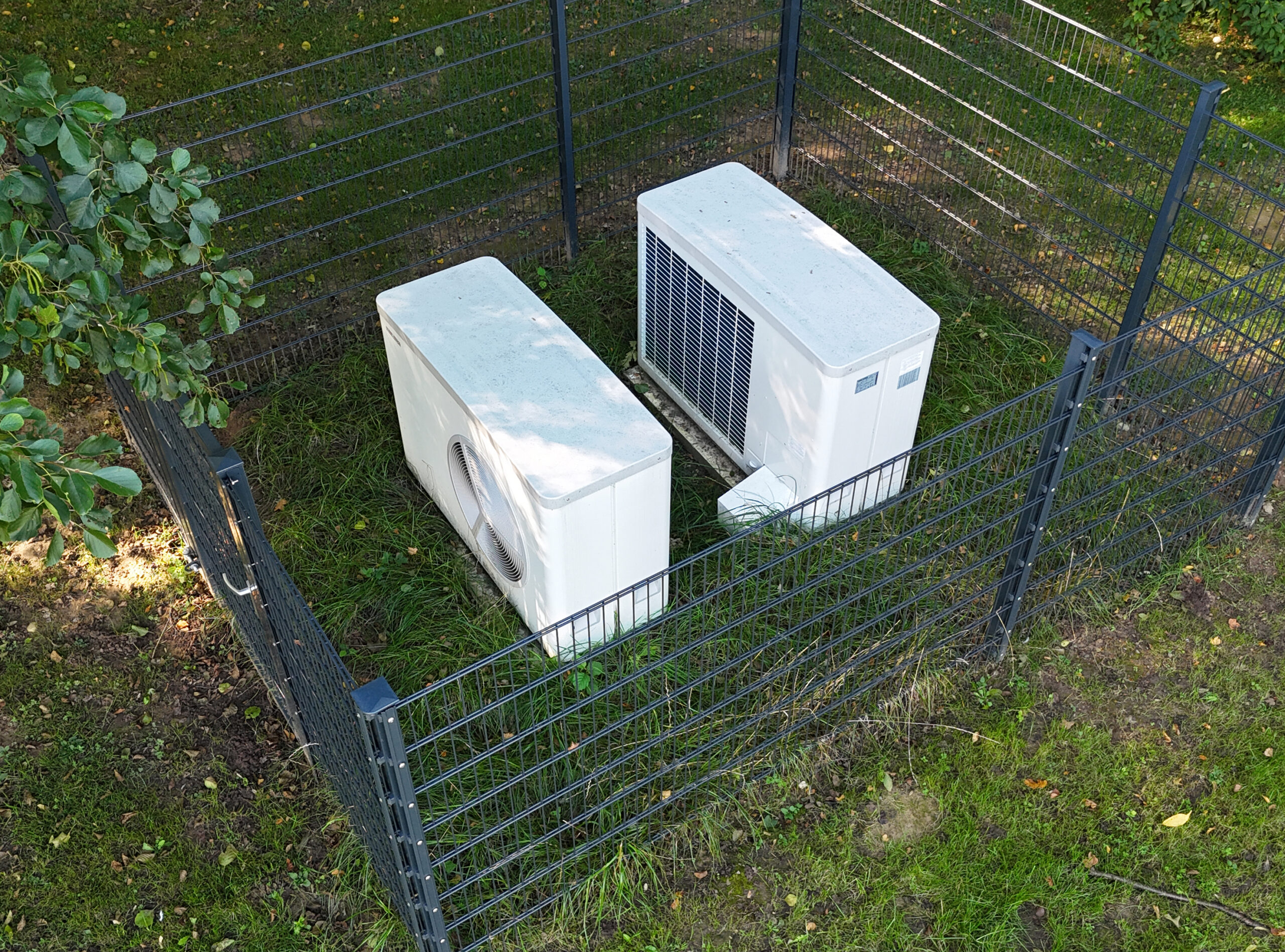 Umzäunte Wärmepumpen