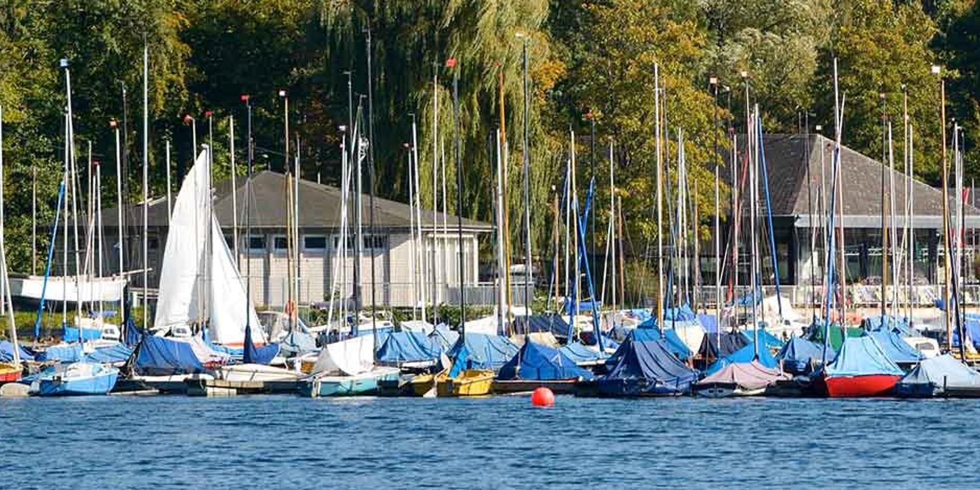 Unterbacher See – Blick auf einen Hafen