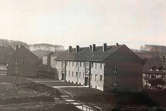 Historische Aufnahme eines Erkrather Mehrfamilienhauses